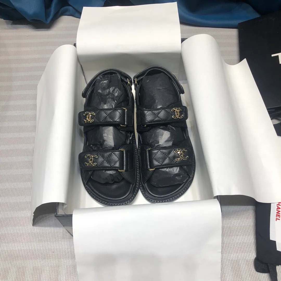 👟👟Ex-factory price 480👟👟 Women's shoes Women's clothing Women's shoes Women's clothing Women's shoes Women's clothing Chanel 2020ss new Velcro sandals, top counter quality (welcome🆚 comparison)💪 ⚠️As Chanel's classic shoe king, it is a hot item every summer. Once you start wearing sandals in summer, sports shoes will be relegated to the sidelines! Haha, the pattern will change a little every year, ⚠️2020 Chanel Spring and Summer New Season Double C Velcro Casual Sandals, 💯The upper adds more fashionable elements of Xiaoxiang, ⚠️Lingge electric embroidery. The upper is cowhide and the lining is sheepskin. It is comfortable and breathable to wear. It is very comfortable and versatile. ⚠️A very comfortable sandal for the feet! Size 35-40 (custom-made for 41)
